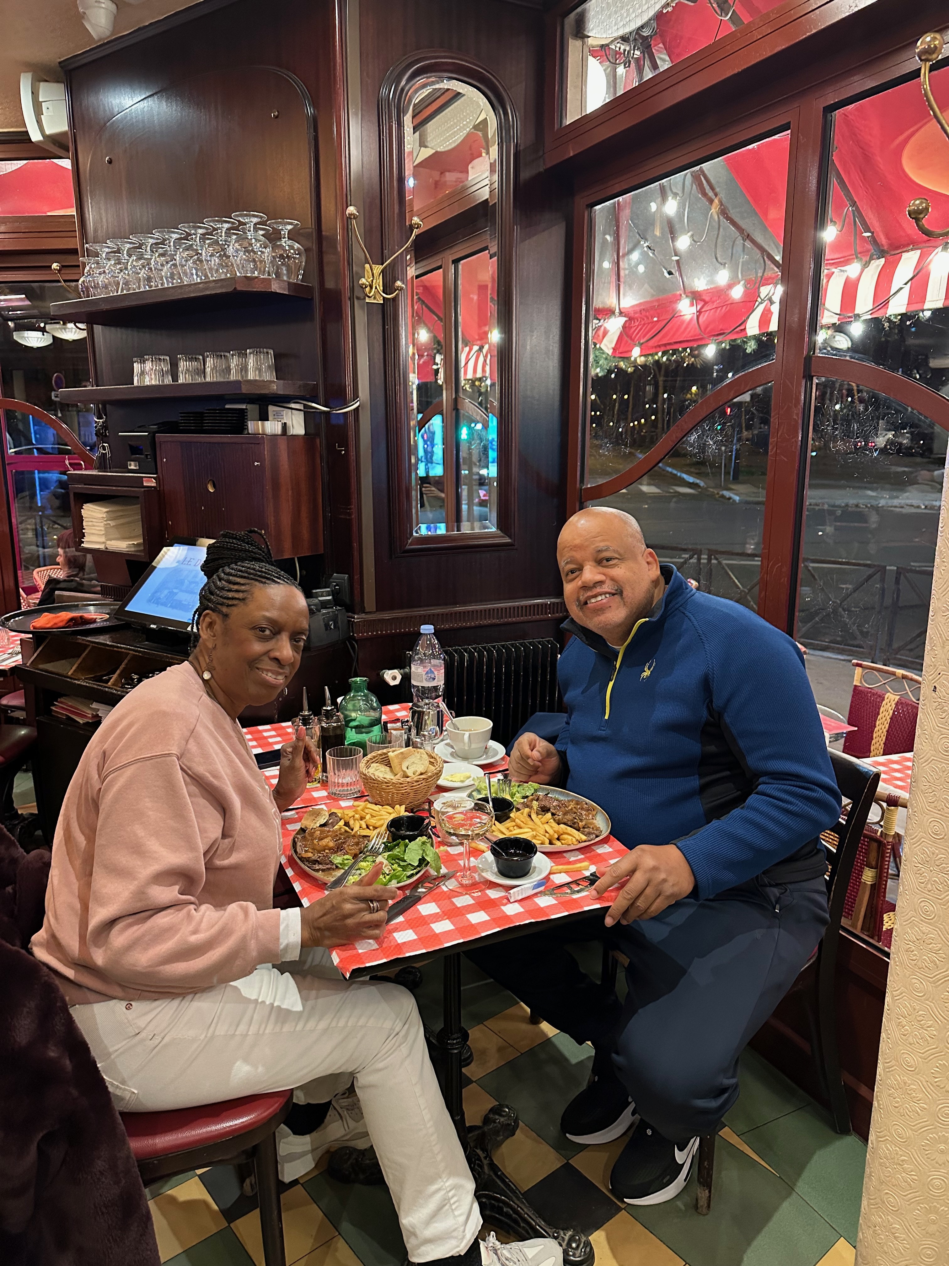 Dining at Caf&eacute; Le D&ocirc;me, Paris